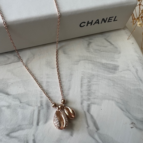 Shells Necklace - Picture 2 of 2